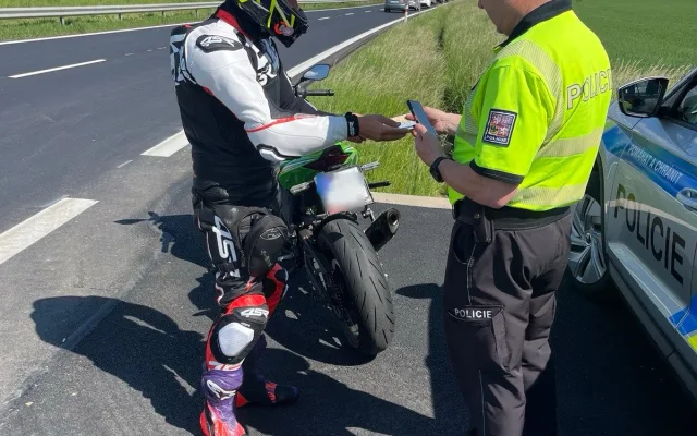Policie kontrolovala řidiče. Zjistila alkohol, překročení rychlosti i jízdu bez řidičáku