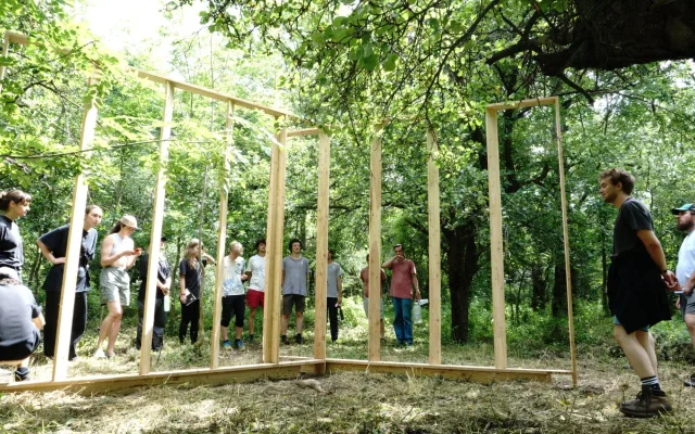 FOTO: Studenti vrátí do Karlovic tradici klimatických lázní, mají na to šest dní