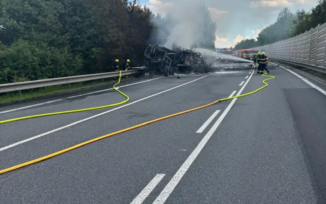 U Jablunkova se srazilo auto s kamionem, který shořel. Dvě ženy jsou těžce zraněné