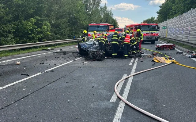U Jablunkova se srazilo auto s kamionem, který shořel. Dvě ženy jsou těžce zraněné