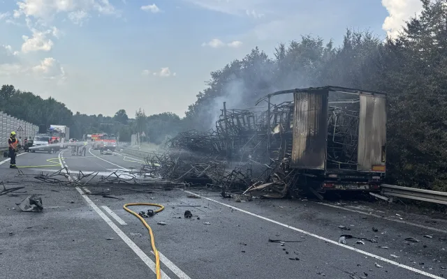 U Jablunkova se srazilo auto s kamionem, který shořel. Dvě ženy jsou těžce zraněné