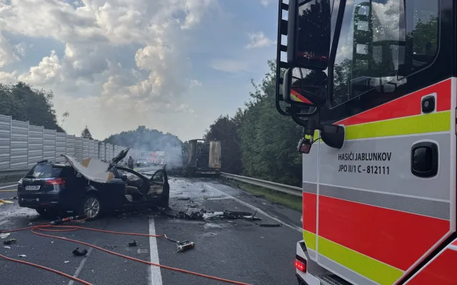 U Jablunkova se srazilo auto s kamionem, který shořel. Dvě ženy jsou těžce zraněné