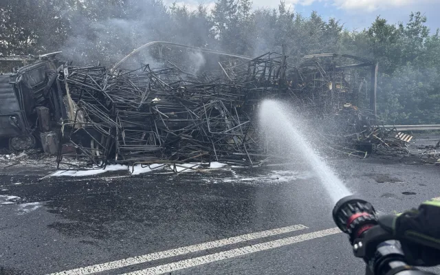 U Jablunkova se srazilo auto s kamionem, který shořel. Dvě ženy jsou těžce zraněné
