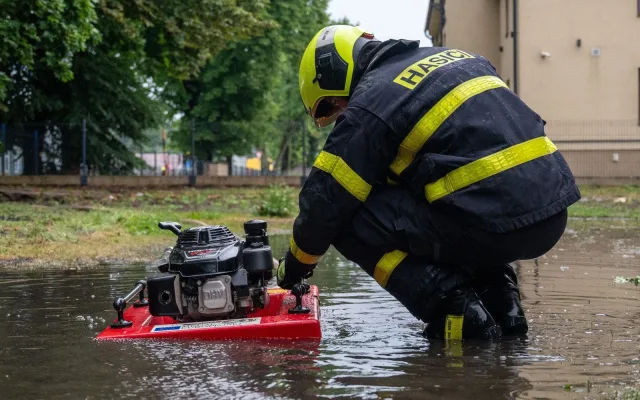 Účet za silné bouřky. Hasiči v kraji vyjížděli k bezmála 120 událostem