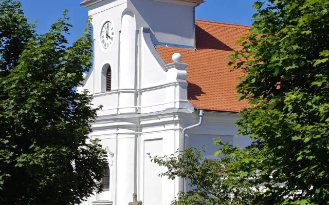 FOTO: Šikmý kostel v Karviné září historickými barvami, oprava stála sedm milionů