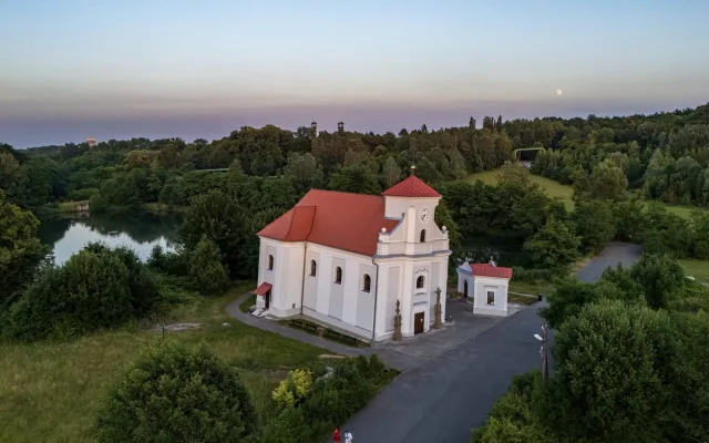 FOTO: Šikmý kostel v Karviné září historickými barvami, oprava stála sedm milionů