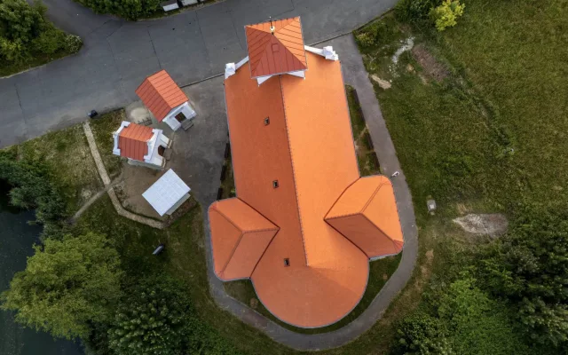 FOTO: Šikmý kostel v Karviné září historickými barvami, oprava stála sedm milionů