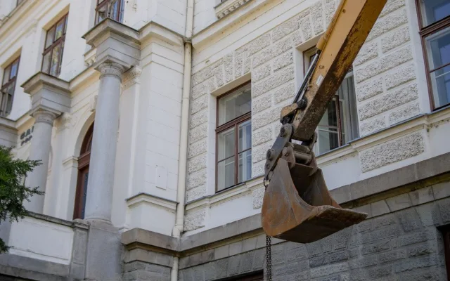 Historická budova Bezručovy školy prochází opravou. Frýdek-Místek bojuje s vlhkostí