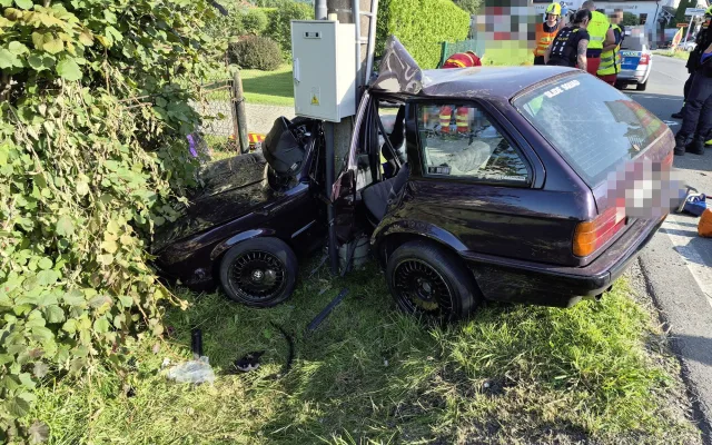 Vážná nehoda u Třince. Mladý řidič nezvládl zatáčku a narazil do sloupu