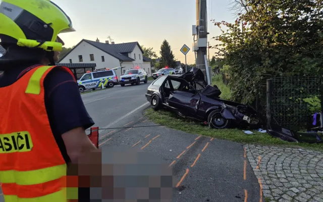 Vážná nehoda u Třince. Mladý řidič nezvládl zatáčku a narazil do sloupu