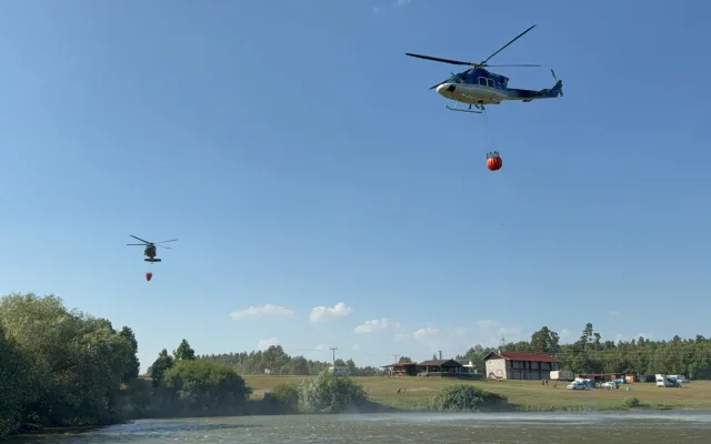 U Větřkovic na Opavsku hoří les. S hašením pomáhá i vrtulník