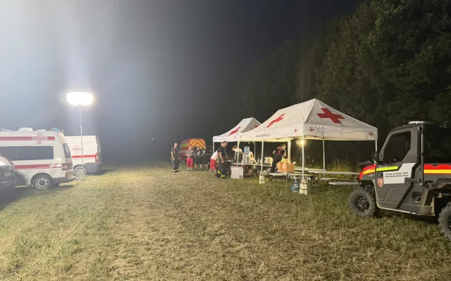 Boj s požárem lesa na Opavsku trval celou noc. Hasičům pomáhají i drony