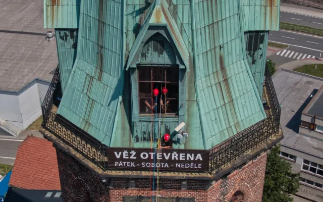 VIDEO: Hasiči trénovali záchranu z věže. Zraněného spouštěli z 50 metrů