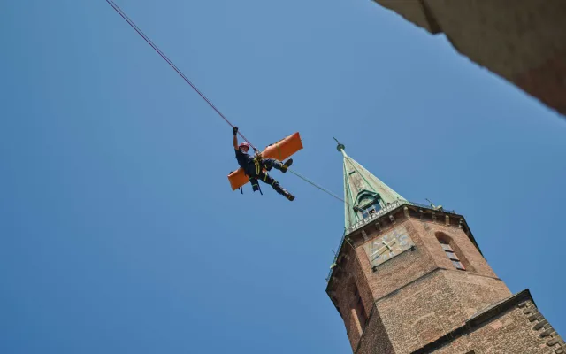 VIDEO: Hasiči trénovali záchranu z věže. Zraněného spouštěli z 50 metrů