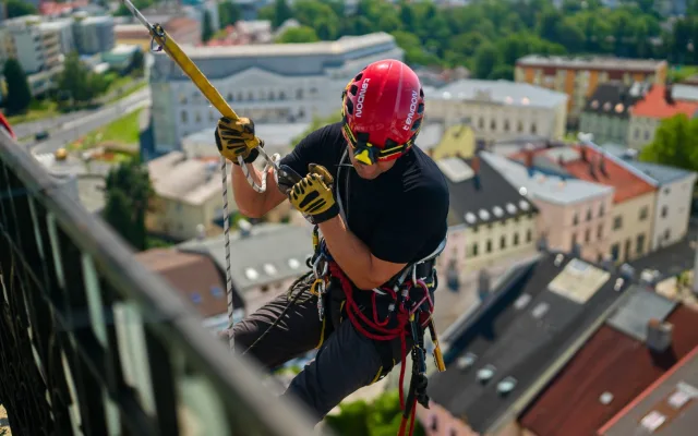 VIDEO: Hasiči trénovali záchranu z věže. Zraněného spouštěli z 50 metrů