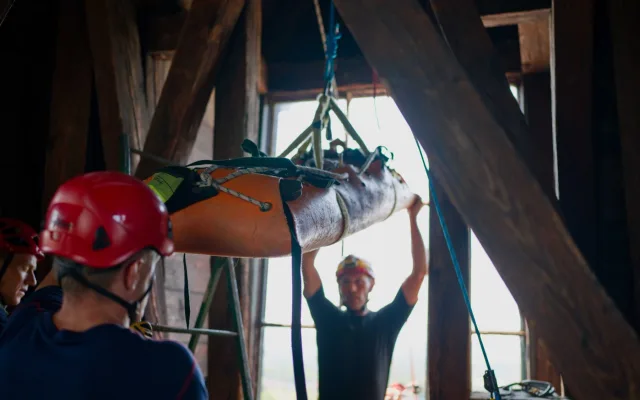 VIDEO: Hasiči trénovali záchranu z věže. Zraněného spouštěli z 50 metrů