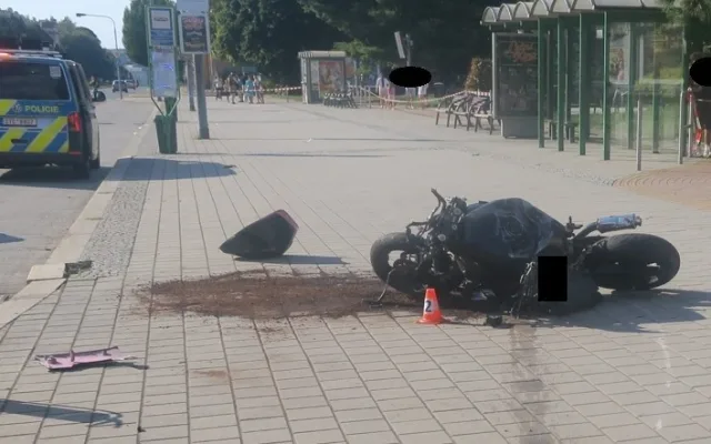 Vážná nehoda v Havířově. Motorkáře musel odvézt vrtulník