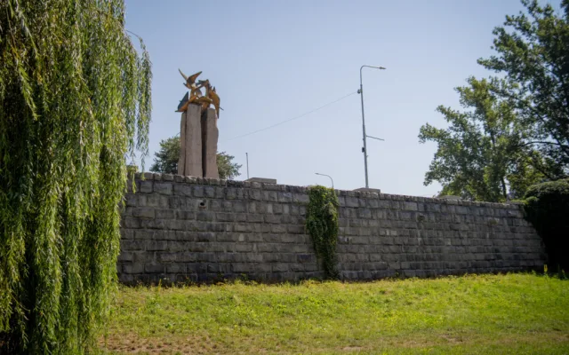 Frýdek-Místek odstranil graffiti u Holubic. Zeď nově chrání speciální nátěr