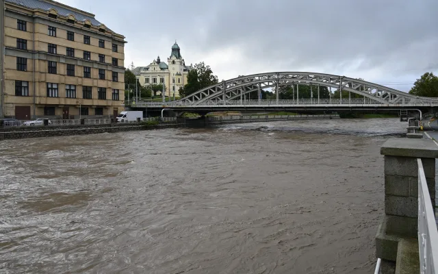 Ostravice v centru Ostravy se změnila v dravý tok, cesta k hradu zmizela