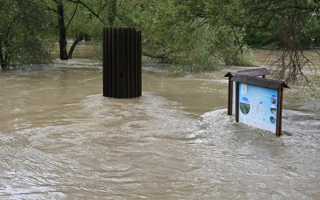 Ostravice v centru Ostravy se změnila v dravý tok, cesta k hradu zmizela