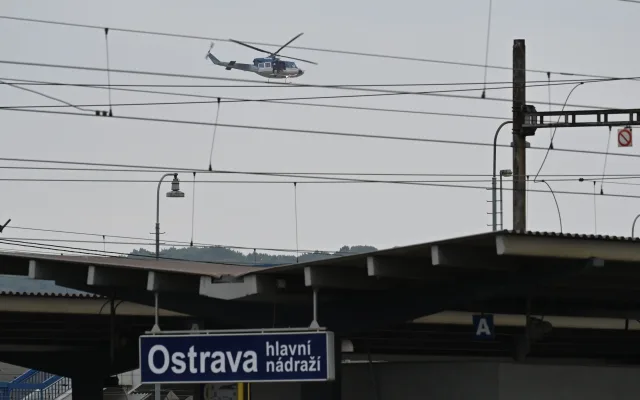 Přívoz v pondělí odpoledne. Voda, vrtulníky i ohně a černý dým z koksovny