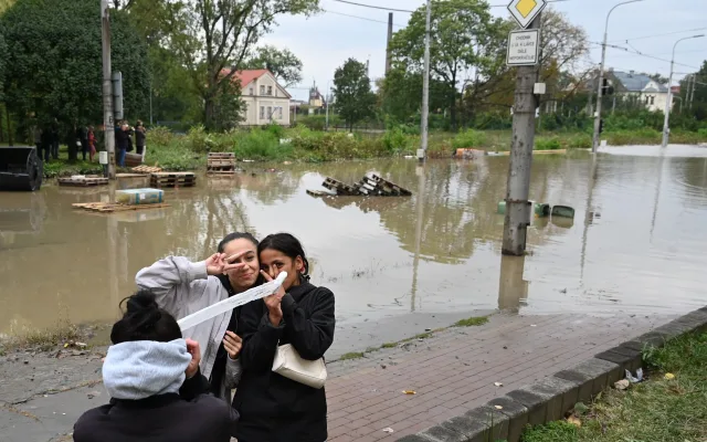 Přívoz v pondělí odpoledne. Voda, vrtulníky i ohně a černý dým z koksovny