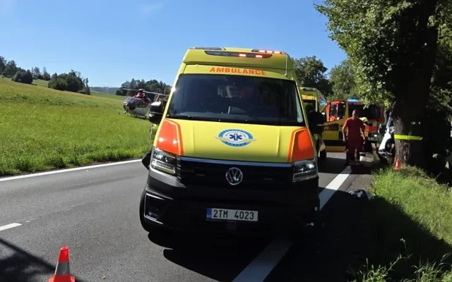 Na Bruntálsku narazila dodávka do stromu. Čtrnáctiletého chlapce odvezl vrtulník