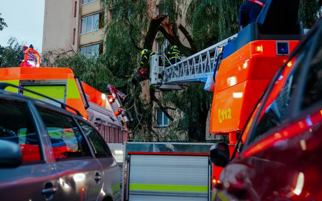 Bouřky v kraji zaměstnali hasiče. V pondělí odpoledne měli přes stovku výjezdů