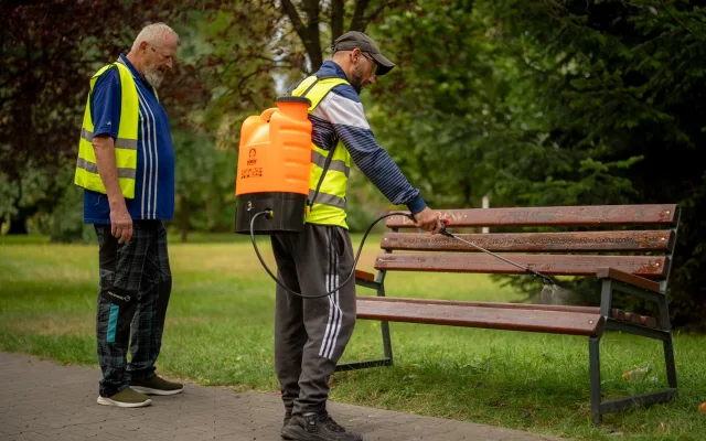 Lidé bez domova uklízí Frýdek-Místek. Nově dezinfikují lavičky