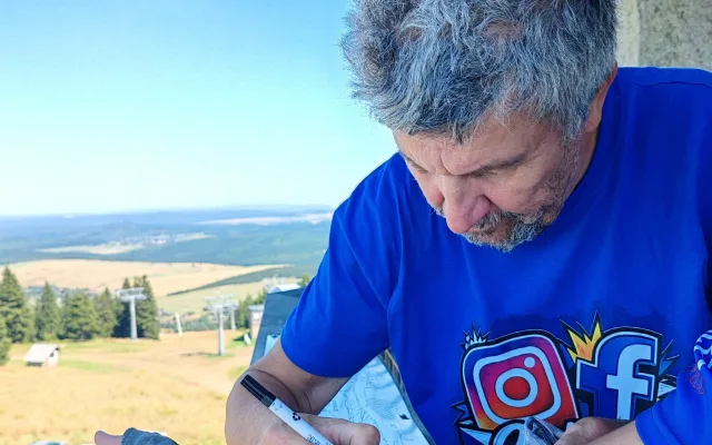 Ondřejův otec Leoš na Klínovci dopisuje jména podporovatelů