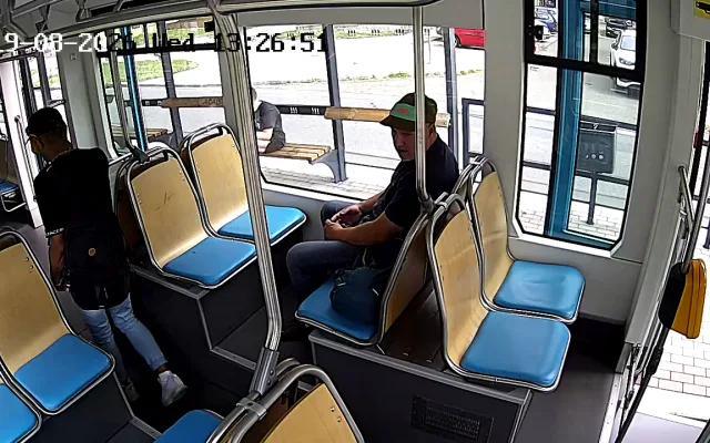Muž masturboval v tramvaji před mladou dívkou. Hledá ho policie