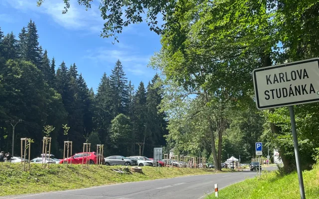 V Karlově studánce vzniklo nové parkoviště. Lázeňským hostům nabídne sto míst