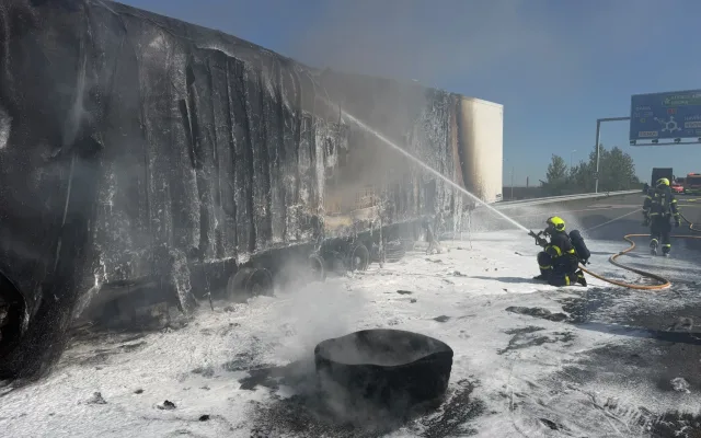 Na dálnici u Ostravy hořel kamion. Nájezd na Rudnou ulici je uzavřen