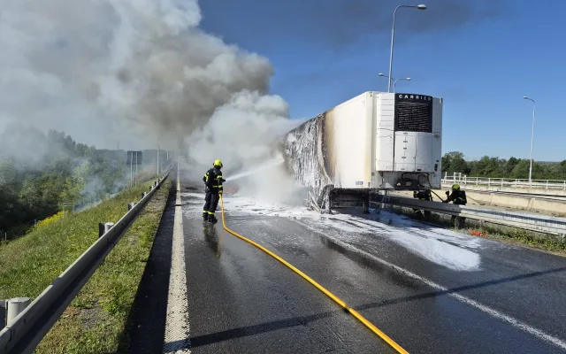 Na dálnici u Ostravy hořel kamion. Nájezd na Rudnou ulici je uzavřen