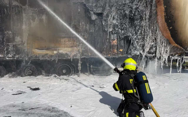 Na dálnici u Ostravy hořel kamion. Nájezd na Rudnou ulici je uzavřen