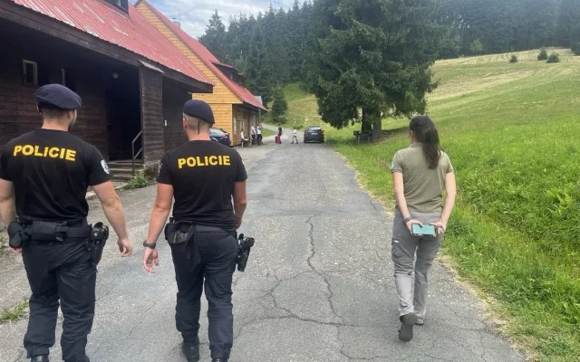 Policisté kontrolují turisty v Beskydech. Pomáhá jim i dron