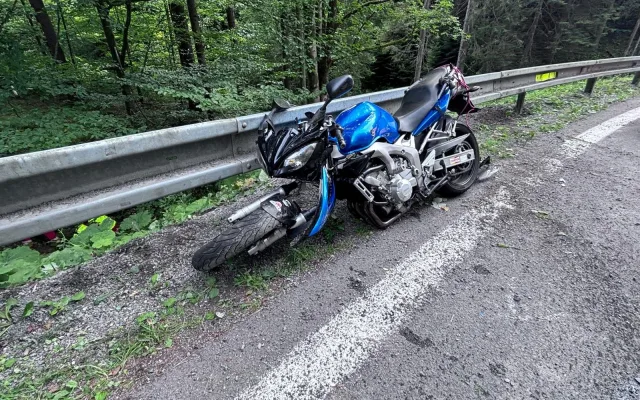 V Bílé havaroval senior na motorce. Skončil ve svahu osm metrů pod silnicí