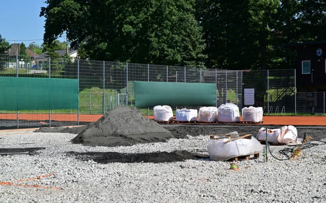 Karviná opravuje tenisové kurty