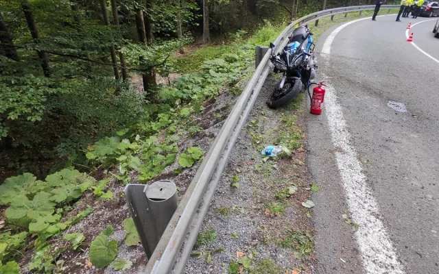 V Bílé havaroval senior na motorce. Skončil ve svahu osm metrů pod silnicí