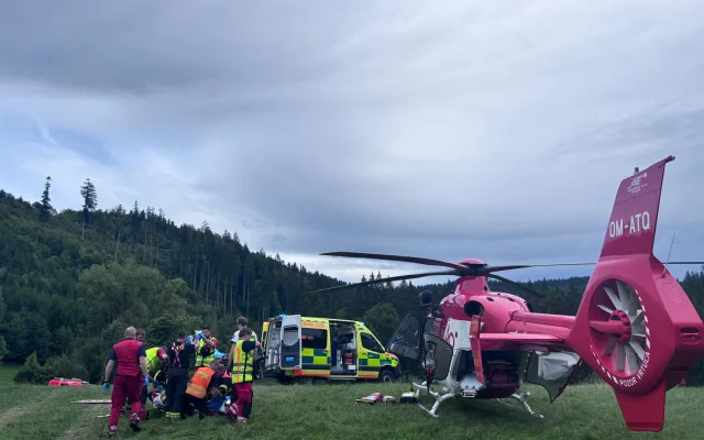 V Bílé havaroval senior na motorce. Skončil ve svahu osm metrů pod silnicí