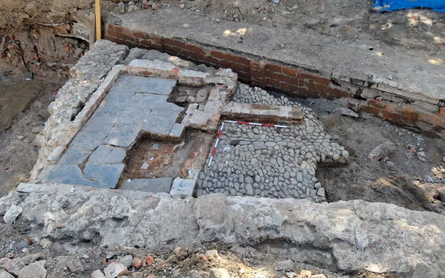 Základ hospodářské budovy a zbytek dláždění u domu č. p. 9