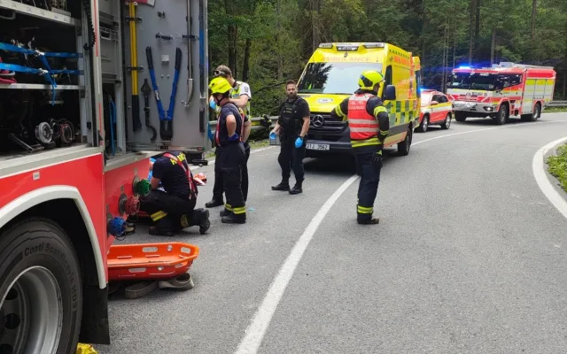 V Bílé havaroval senior na motorce. Skončil ve svahu osm metrů pod silnicí