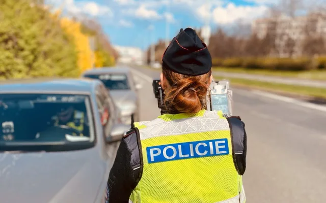 S čerstvým řidičákem se obcí řítil skoro 150 km/h. V autě vezl tři lidi