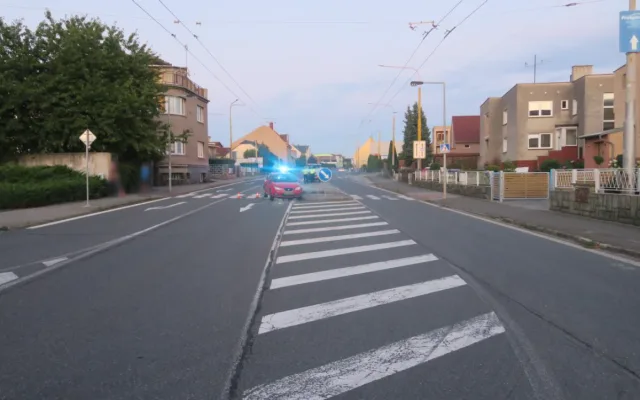 Řidič v Opavě srazil chodkyni. Policie hledá svědky vážné nehody