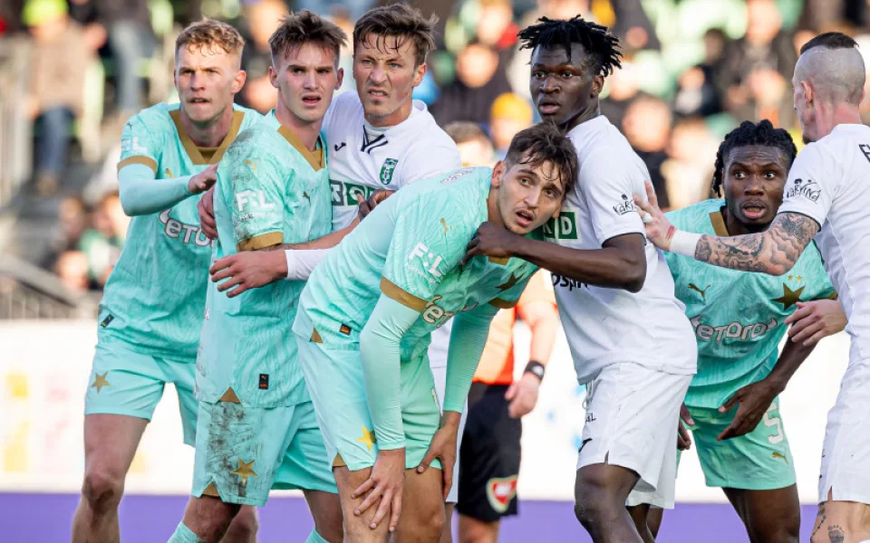Fotbalisté Slavie vyhráli v Karviné hladce 3:0, rozhodli dvěma góly v úvodu.