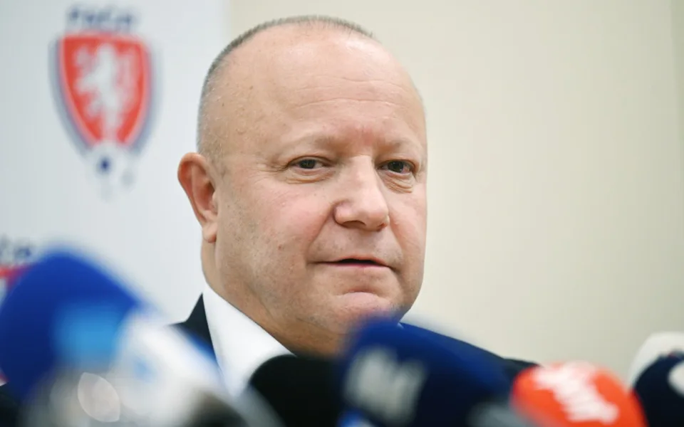 Rozhodčí čelí větší agresivitě, říká předseda fotbalové asociace Petr Fousek.