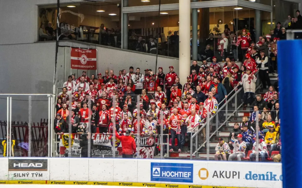 V Třinci se rozhodne o čtvrtém semifinalistovi play off hokejové extraligy.