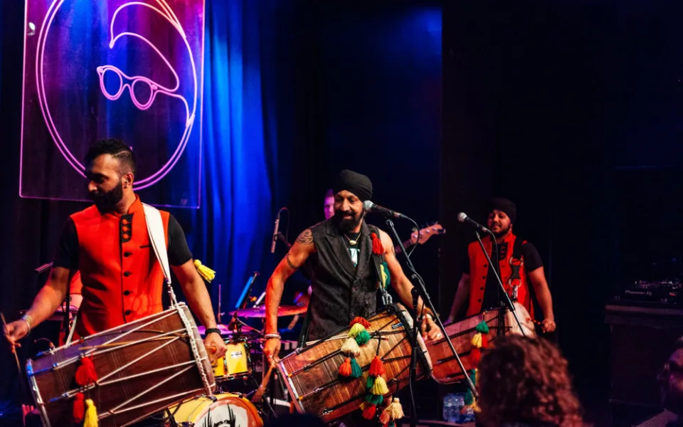 Na festivalu Slunovrat v Opavě vystoupí britská kapela The Dhol Fundation.
