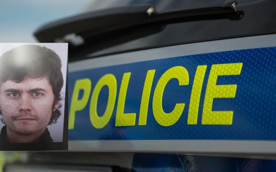 Policie hledá nebezpečného muže. Nesnažte se jej zadržet, vyzývá.