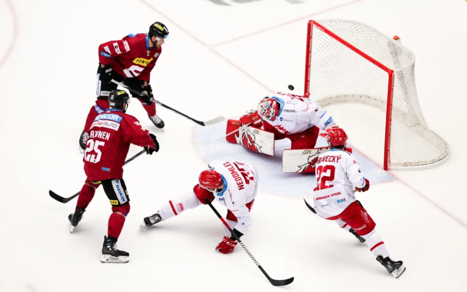Hokejisté Sparty vyhráli v Třinci 3:2 v prodloužení a vedou v semifinále 3:0.